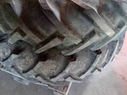 Bild 2:Reifen, Felgen von Hanomag Mähdrescher