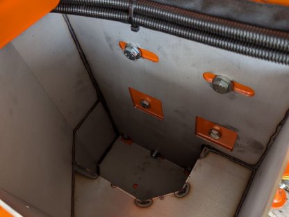 Bild 2:Tiger Seilwinde Werkzeugbox und Axthalter