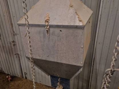 Bild 3:Legehennen-Stalleinrichtung