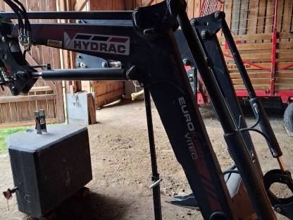 Bild 8:Case JXU 85 mit Frontlader