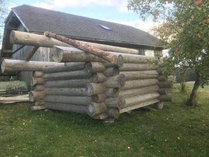 Bild 3:Gebrauchte Blockhütte