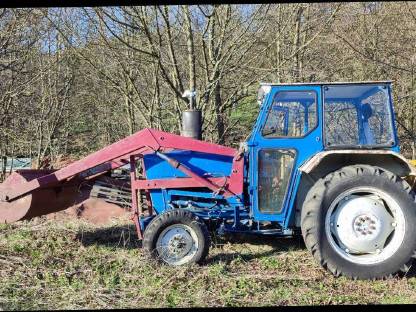 Ford Traktor 3600, mit Frontlader, Heckkran, Kompressor.