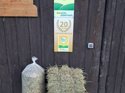 Bio Kleinheuballen und loses Heu in Säcke abgesackt