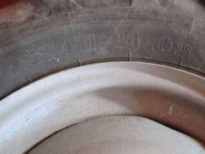 Bild 3:Reifen, Felgen von Hanomag Mähdrescher