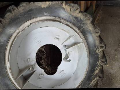 Bild 3:Zwillingsreifen 12.4/11 - 32