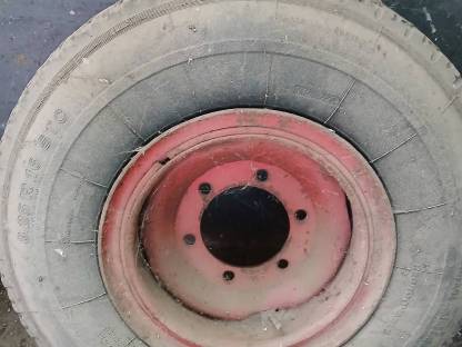 Verkaufe 2 Räder mit felgen