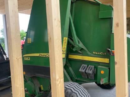 Bild 4:John Deere 582 Maxi Cut Rundballenpresse