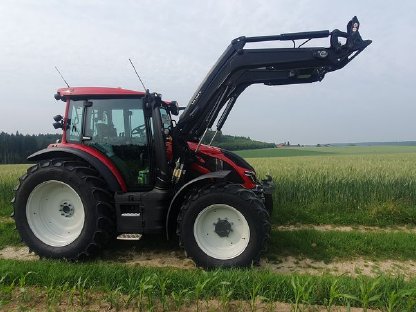 Bild 9:Valtra Traktor G105 H Schlepper mit Frontlader