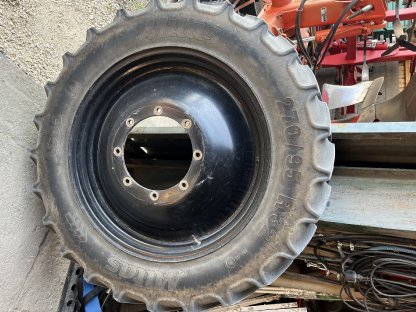 Bild 2:Kulturräder New Holland T6020