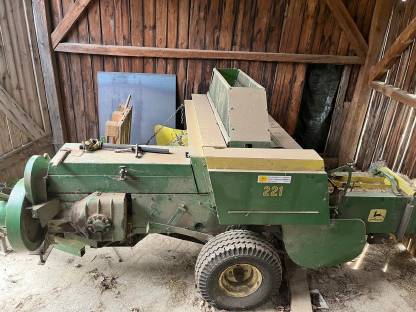 Bild 5:Kleinballenpresse John Deere 221