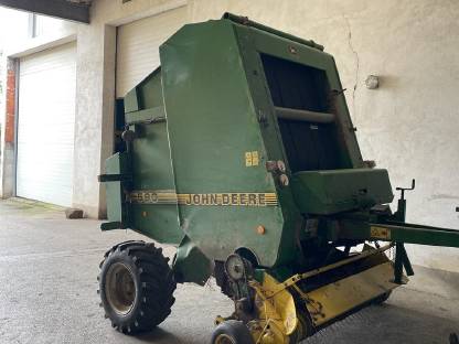 Bild 3:Rundballenpressen John Deere 590