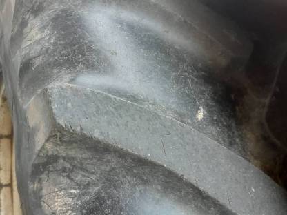 Bild 2:Traktor Reifen 480/70 R28