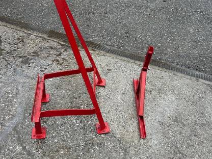 Bild 2:Abstellstützen zu Pöttinger Novadisc 265