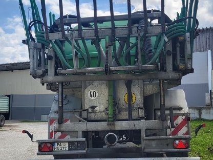 Bild 3:Güllefass BAUER POLY 185 TL mit 15 m Schleppschlauch