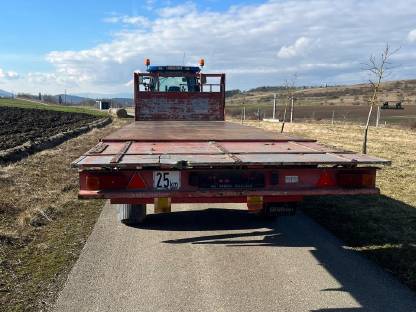 Bild 5:Plateauanhänger Strohanhänger