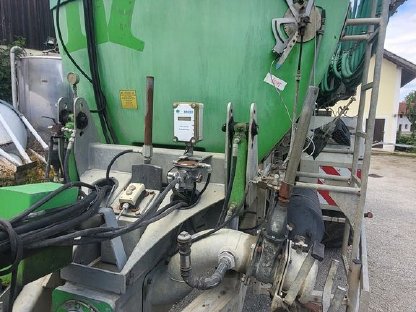 Bild 6:Güllefass BAUER POLY 185 TL mit 15 m Schleppschlauch