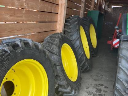 Pflegeräder John Deere 6430