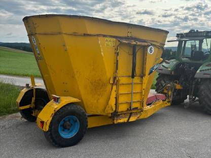 Bild 2:Futtermischwagen