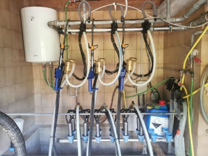 Rohrmelkanlage DeLaval mit Kühlaggregat und 300 l Milchtank