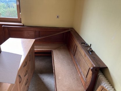 Bild 3:Kredenz, Holzherd und Eckbank