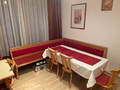 Bild 3:Eckbank mit Tisch