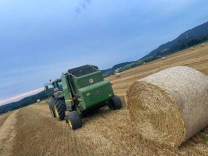 Bild 8:John Deere 582 Maxi Cut Rundballenpresse