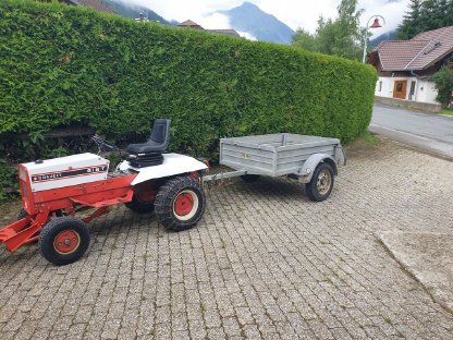 Bild 4:Kleintraktor mit Schneeschild und Schneefräse Gravely 818T