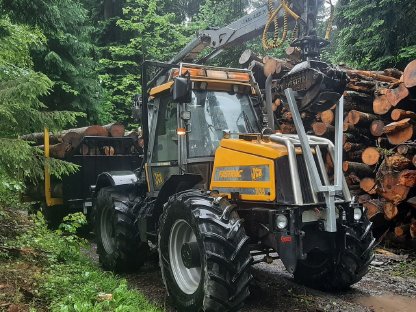 Bild 2:JCB 1135 mit Kran und Anhänger