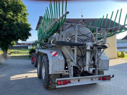 Bild 6:Güllefass Wienhoff VT 12.000 Schleppschlauch