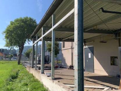 Bild 2:Massives Carport aus Stahlträgern