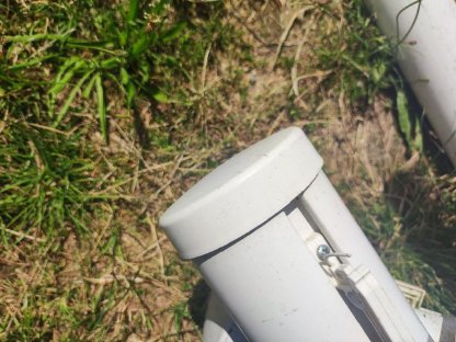 Bild 3:Weiße Weidezaun-Pfähle (2,20 m) + Halter und Kappen