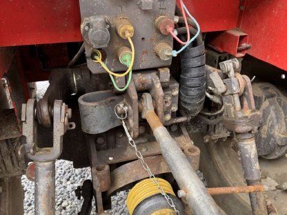 Bild 5:Massey Ferguson 273 mit Hauer Frontlader