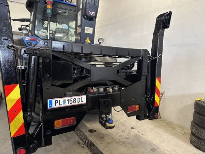 Bild 2:Kran Traktor New Holland Tm