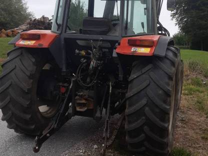 Bild 2:Traktor Massey Ferguson 4255