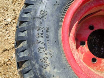 Bild 4:Zwei Ladewagenreifen mit Felge