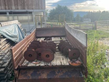 Bild 2:Weiss Miststreuer