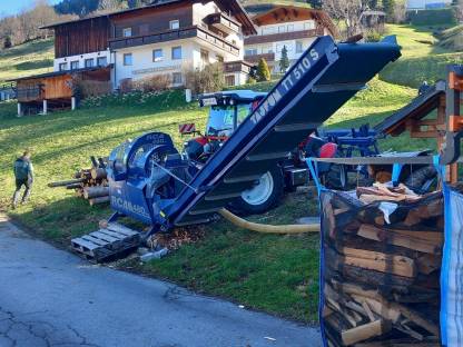 Bild 4:Brennholzaufbereitung mit mobilem Spaltautomat Tajfun RCA 480