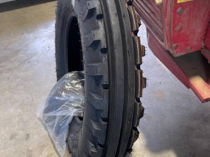 Bild 3:Traktor Vorderreifen