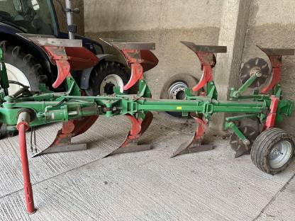 Pflug 4 Schar, Mulcher, Düngerstreuer