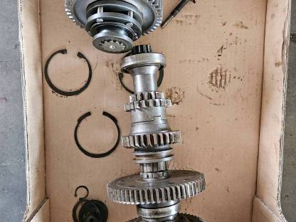 Bild 9:Getriebe Teile für Fendt 231 GT Geräteträger