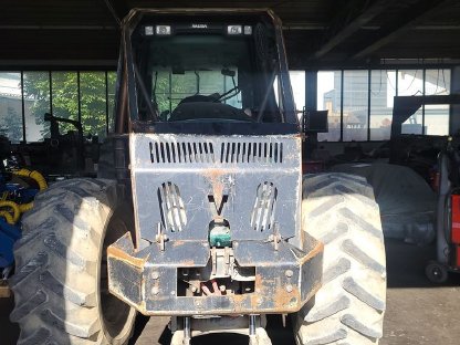 Bild 3:Valtra T173 H - Forsttraktor mit Vollausstattung