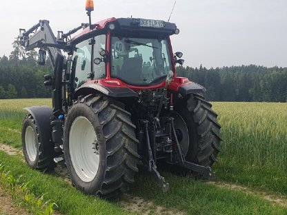 Bild 2:Valtra Traktor G105 H Schlepper mit Frontlader