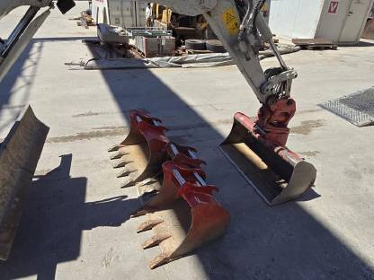 Bild 7:Takeuchi TB325R