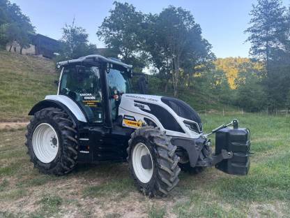Valtra T145A mit Rückfahreinrichtung