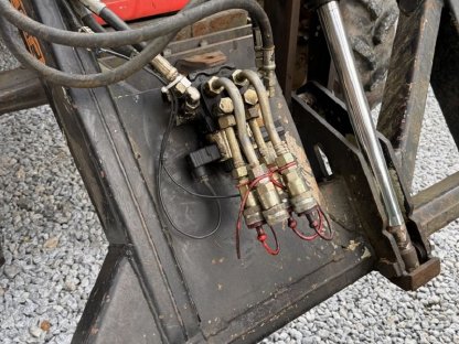 Bild 4:Massey Ferguson 273 mit Hauer Frontlader