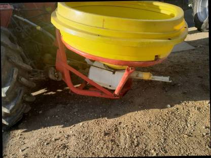 Bild 2:Düngestreuer