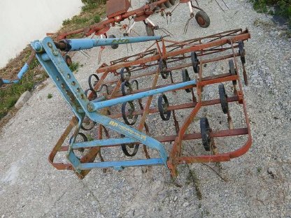 Bild 2:Anbaugeräte, Sämaschine, Grubber