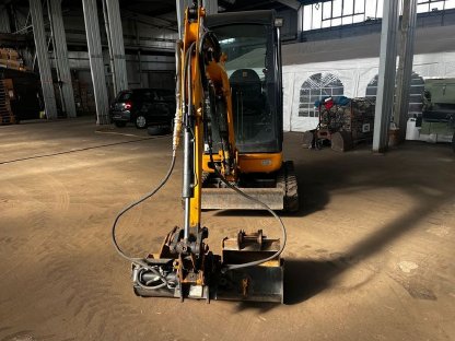 JCB 8018 mit einer Räumschaufel und Tiefenlöffel