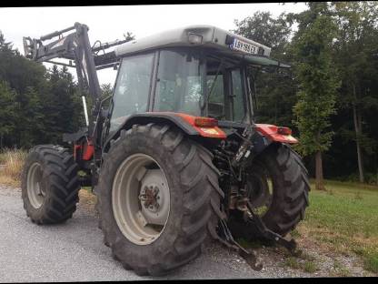 Bild 7:Traktor Massey Ferguson 4255