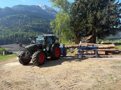 Bild 5:Brennholzaufbereitung mit mobilem Spaltautomat Tajfun RCA 480
